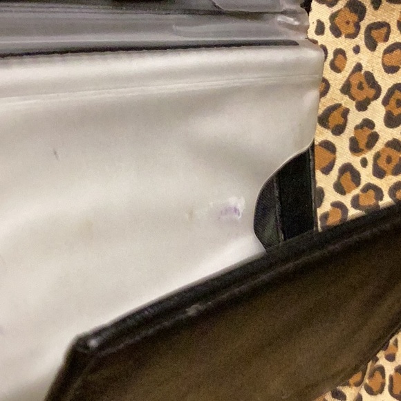 Very nice like new soft leather Black Kenneth Cole men’s wallet w picture area. - Picture 6 of 7